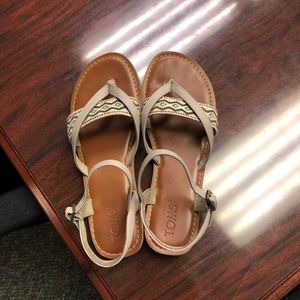 Cute Tom sandals, trendy!